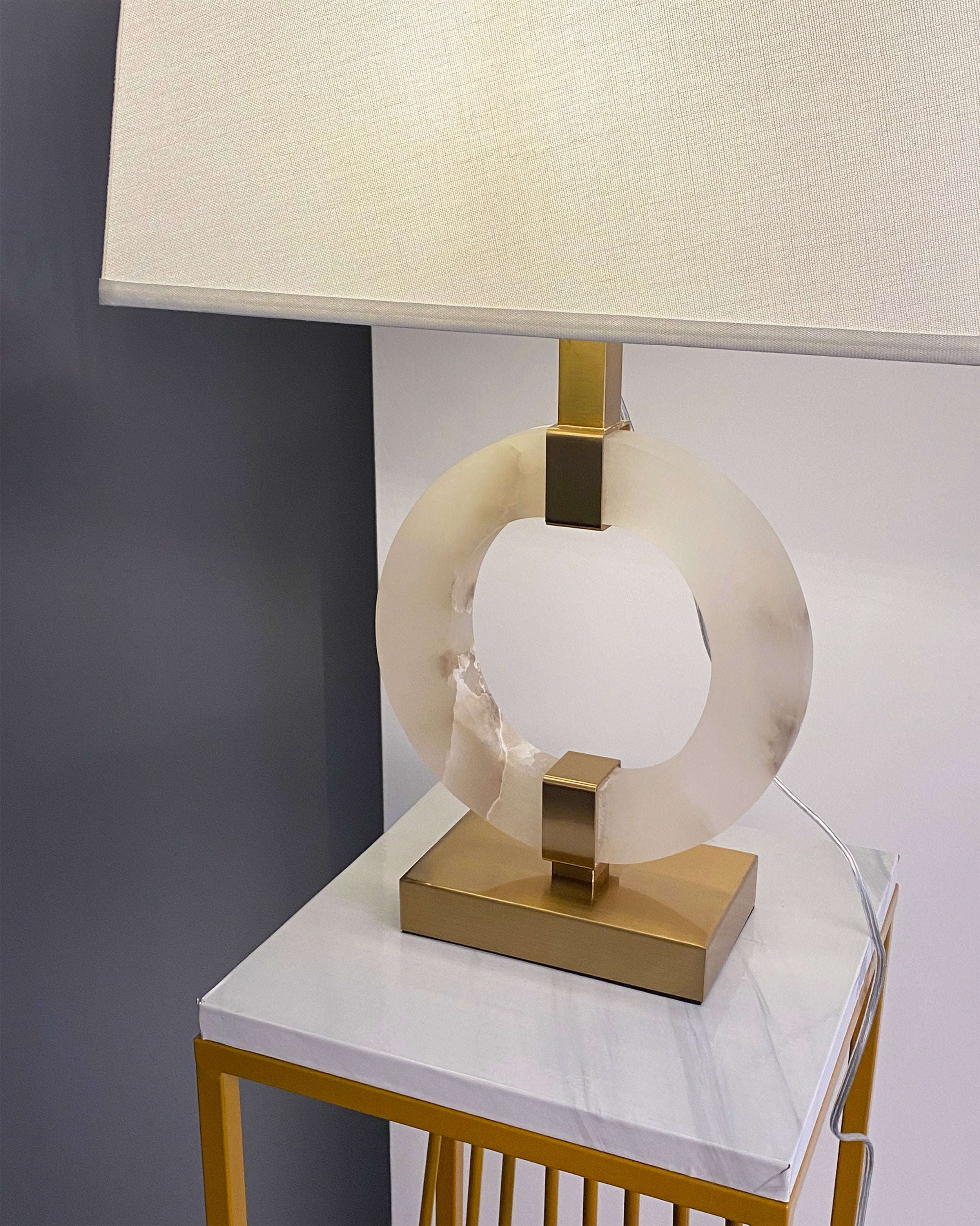 Circular marble ring detail of Anello Table Lamp