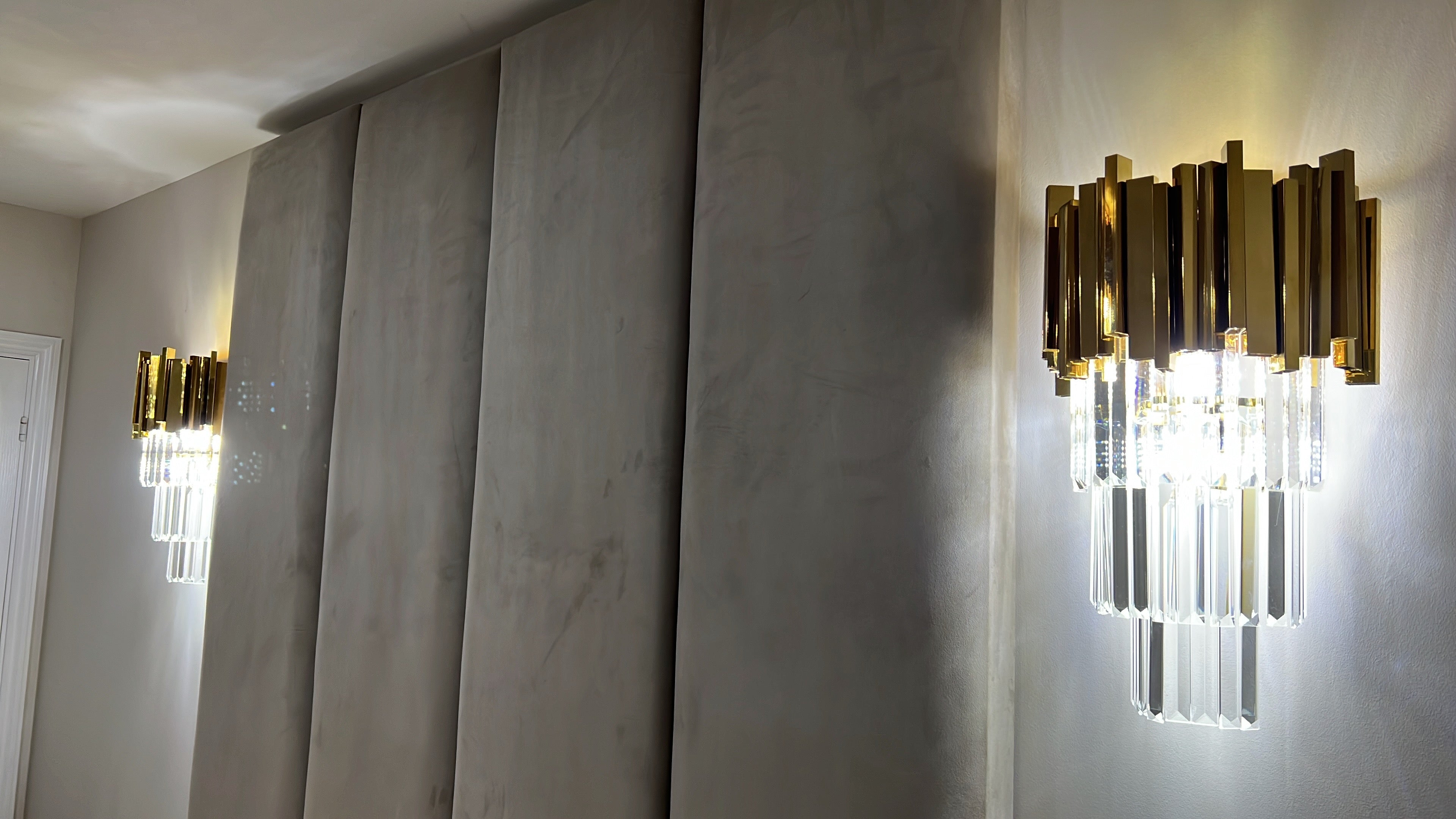 Luxury crystal wall light by VORELLI®, featuring vertical faceted crystal drops and a refined brass structure for elegant interior lighting
