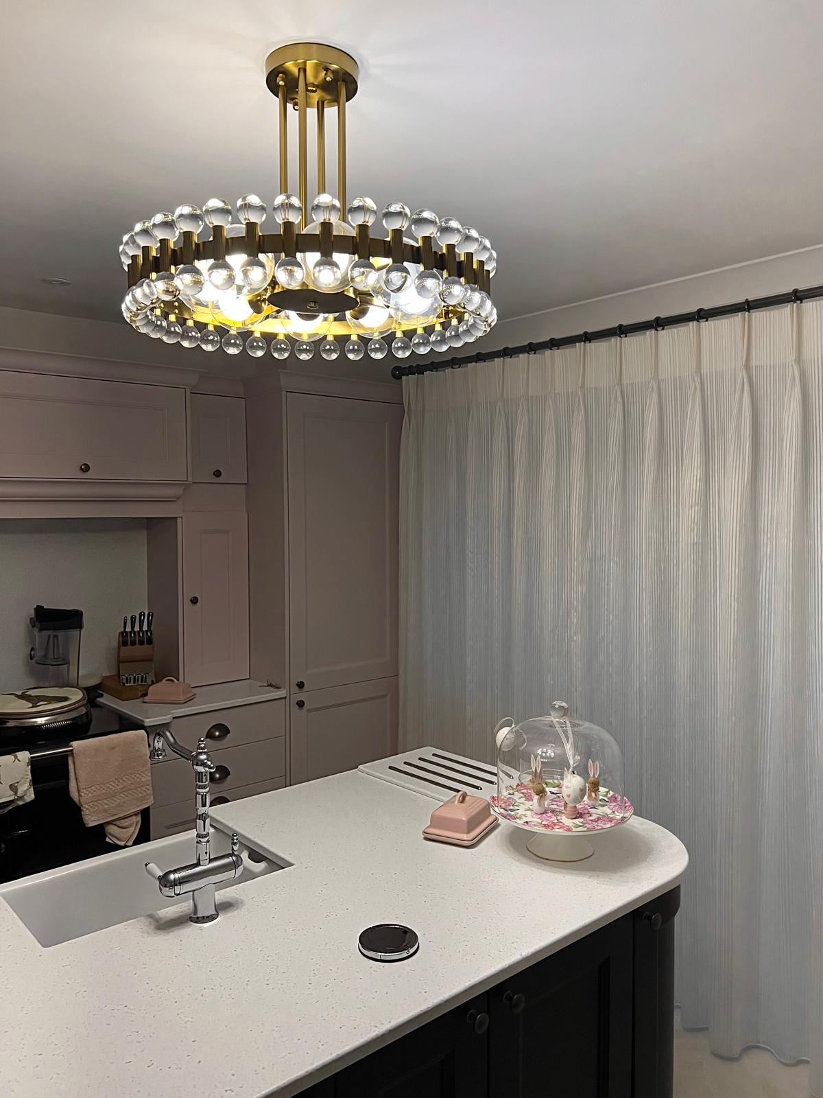 Luxury Alytus pendant light in contemporary UAE dining area