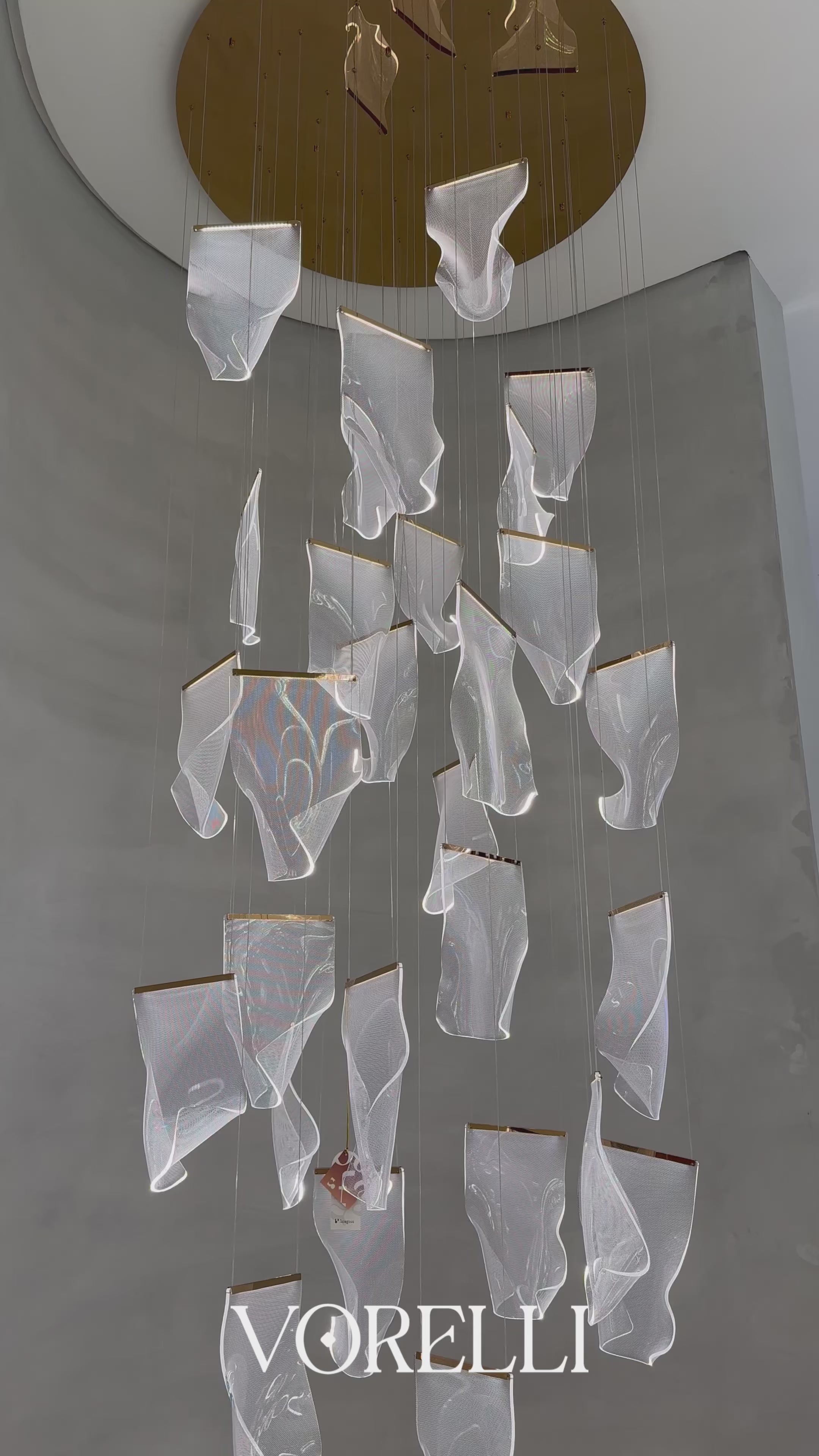Fluente staircase chandelier with free-fall acrylic pendant formation