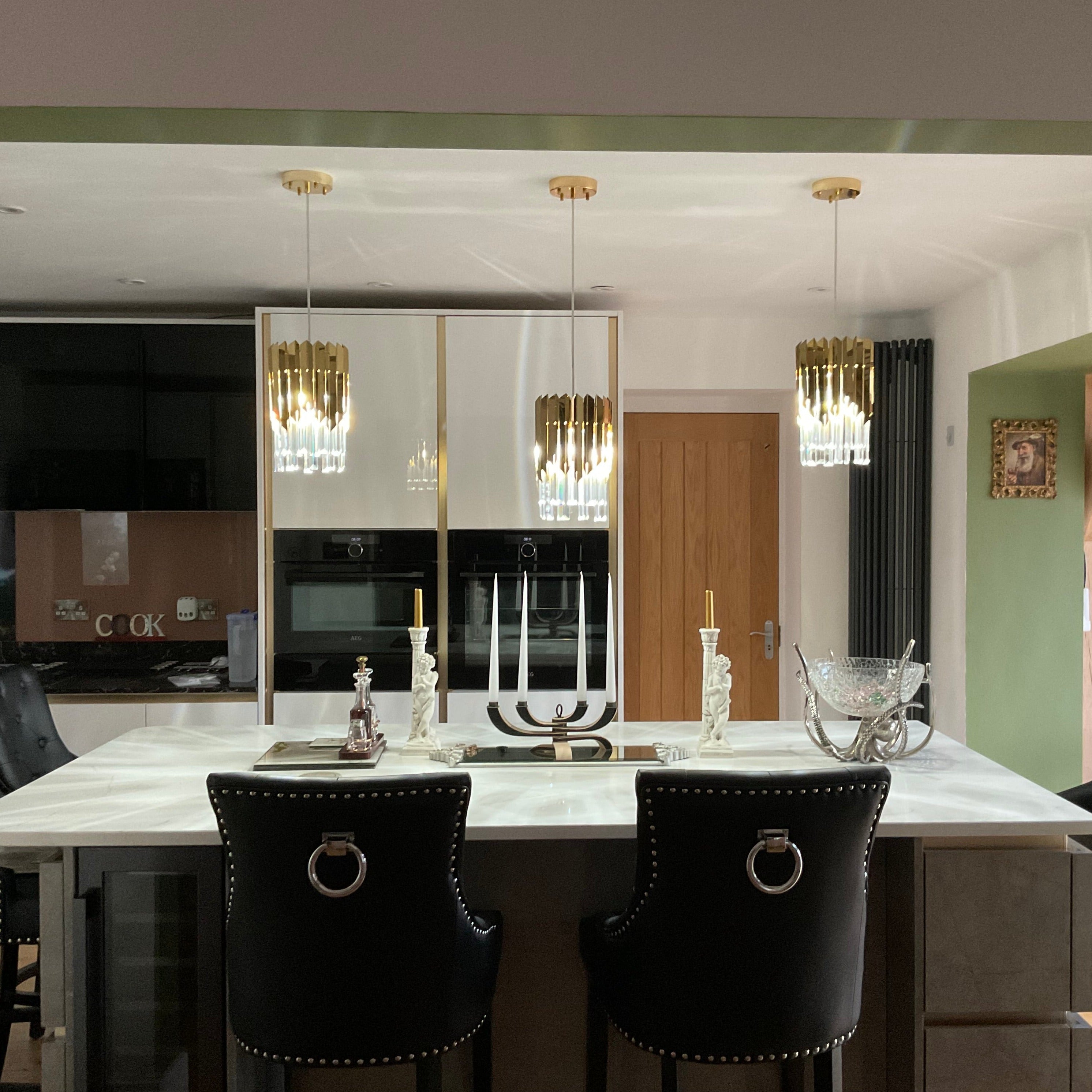VORELLI Manhattan Pendant creating ambient lighting above a contemporary dining table