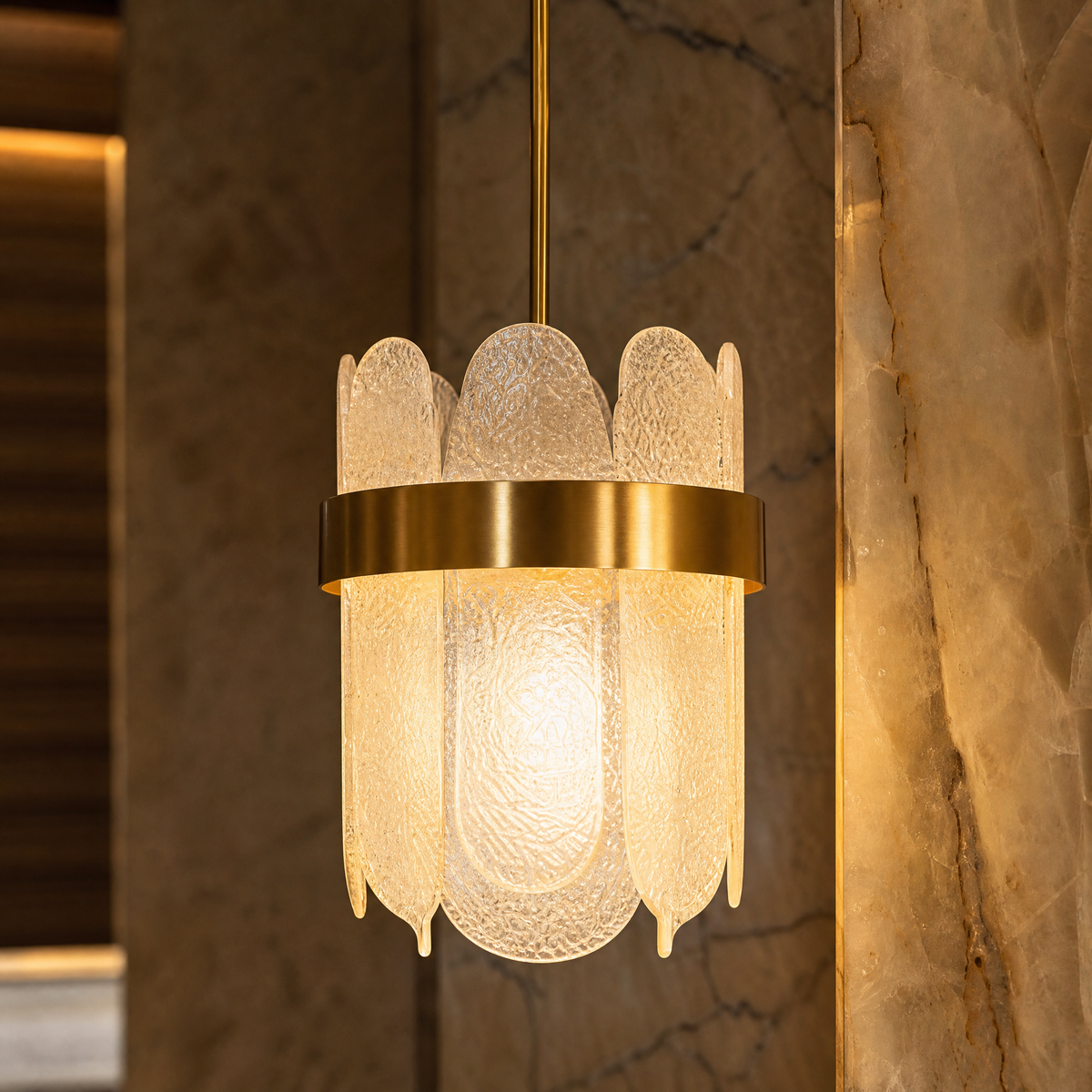 VORELLI® Valparaíso Pendant, textured glass and brass band detail.